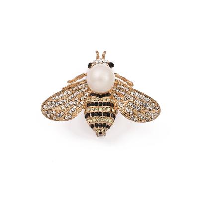 China Overall Cute Rhinestone Cartoon Bee Brooch Pearl Corsage Alloy Oil Drop Lady Dress Accessories for sale