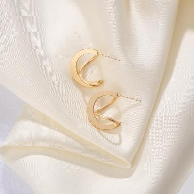 China FASHIONABLE Women Fashion Newest Alloy Matte Gold Circle Minimalist Geometric Stud Earrings for sale