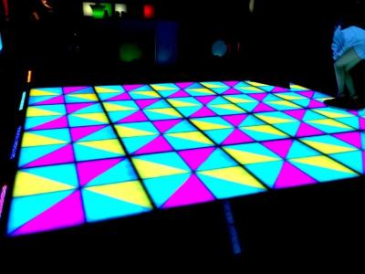 China Discoteca de bodas Luz Bailón DMX512 Sonido Acrílico Activo Club Nocturno Escenario Luz Rgb en venta