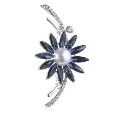 China Crystal Pearl Flower Design Crystal Pins Brooches Women Brooches Pins Luxury Jewelry for sale