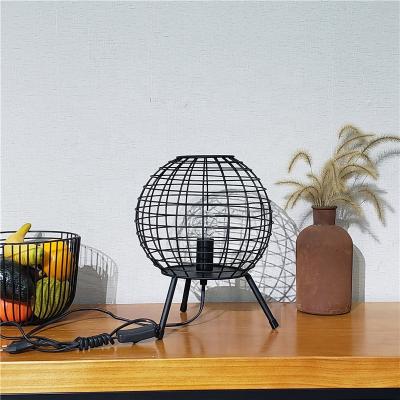 China Contemporary Home Indoor Lighting Metal Wire Modern Sight Three Legs Black Mini Single Table Lamp for sale