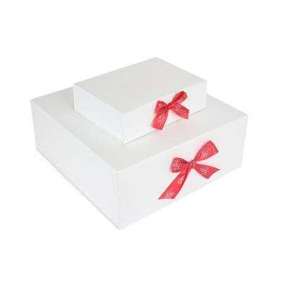 China Recyclable Custom Cardboard Rigid Closure Paper Folding Packaging Gift Boxes With Ribbon Wholesale for sale