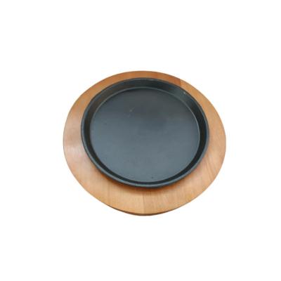 China Viable Hot Sale Cookware Steak Dish Round Sizzling Dish Pan Black Steak Board 19cm Cast Iron Dish With Wooden Base For Ovens for sale