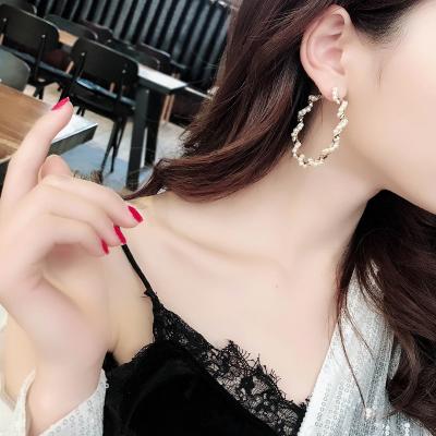 China 2020 Big Full Circle Earring Twisted Pearl Circle Earring Hotsale Vintage Ear Jewelry Metal Pearl Wrap Simple Circle Earring for sale