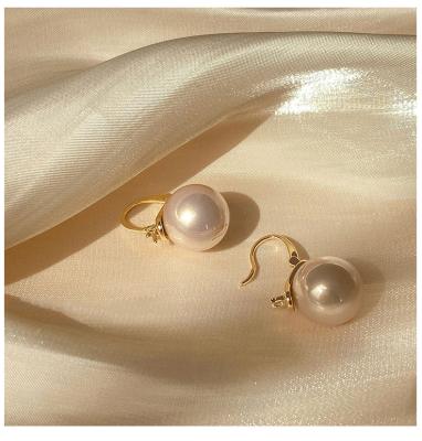 China 2020 New Retro Temperament Large Pearl Earrings Female Single Ear Buckle High-end Tide Ear Jewelry for sale