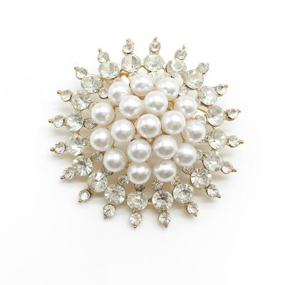 China Goldtone Rhinestonel+alloy Rose HBR Fashion Jewelry Pearl Sarees Brooches Flower Crystal Womens Dress Brooch Pins For Wedding Dress for sale