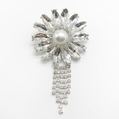 China Rhinestonel+alloy latest modern design high quality brooches with chain for hot sale for sale