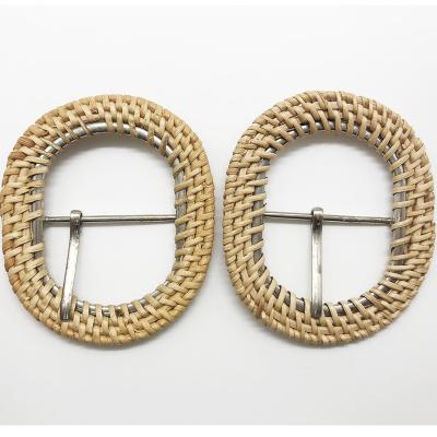 China Hand Knitting Oval Natural Handcrafted Belt Rattan Buckle With Metal Pin For Clothing Accessories for sale