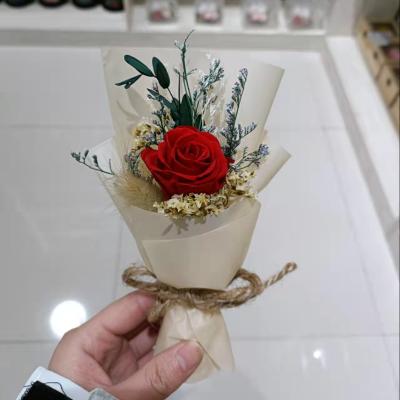 China 100% Natural Best Popular Flowers Preserved Flower Bouquet Mini Christmas Bouquet For Home Decoration Valentine's Day for sale