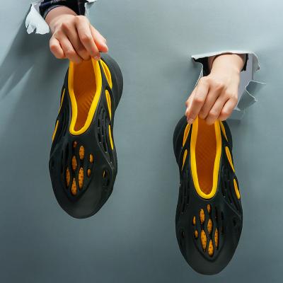 China Special Wholesale Deodorization Men's Hole Shoes Clogs And Mules Slides Yeezy Men Charms Beach Sandals for sale