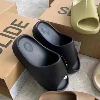 China 2022 Lightweight Custom Logo Men's Yeezy Slipper Mens Women Summer Massage Slippers Beach Slipper Sandals for sale