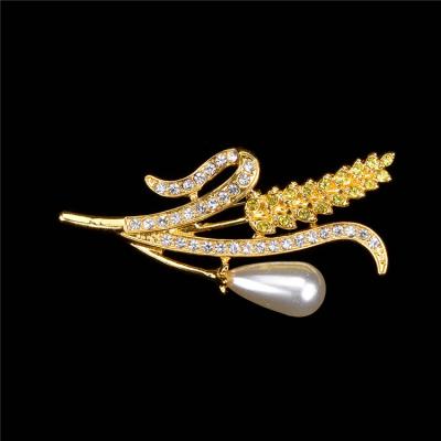 China Popular Exquisite Rice Shape Brooch Pin Women's Ear Party Gift Rhinestone Pearl Brooch for sale