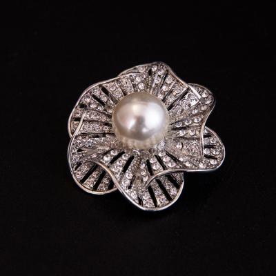 China Popular simple alloy flower brooch a large selection of flower garland brooch needle towel buckle brooch for sale