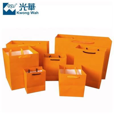 China Low Cost Custom Paper Bags For Shopping Retail Paper Bags Clothes Packaging Paper Bags Te koop