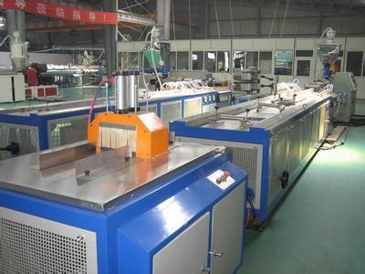 Chine Ligne d'extrusion de profil de plancher de WPC, machine en plastique de profil de palette à vendre