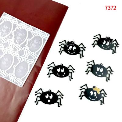 China Factory Supply Viable Halloween Spider Shape Resin Earring Casts Decor Crystal Epoxy Silicone Wall Hanging Chain Head Pendant Mold for sale