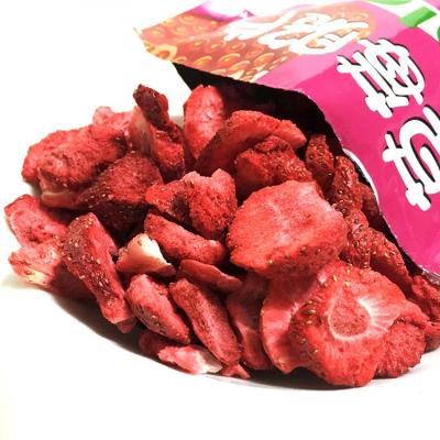 China Chinese Available 100% Natural Crispy Fruit Dry Crisps Freeze Dried Strawberry Slices OEM/ODM Snacks for sale