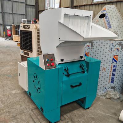 China Vertical Structure PVC Crusher Pulverizer with Single-screw Screw Design for sale