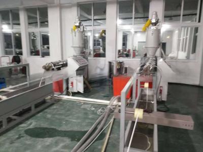 China Automatische montage structuur Gezichtmasker Neusdraadmachine met afzonderlijke type extruder Te koop