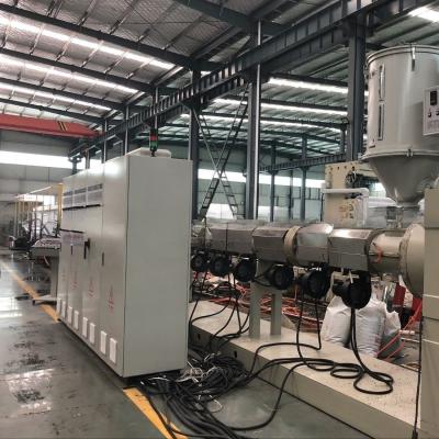 Chine Ligne de production de tuyaux en PE en plastique premier avec extrudeuse de tuyaux SJ65/38 Le meilleur choix à vendre