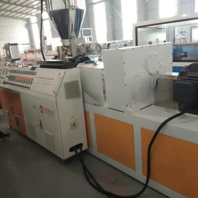 China Extrusora de tubos para tecnico PVC carro de pé de piso de esteira de fabricação de máquina linha de extrusão de plástico à venda