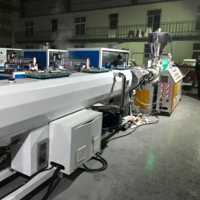 Cina 20000 KG Output Plastico Pipe Extrusion Machine con 50-120 mm di diametro di vite e 38CrMoAIA materiale barile in vendita