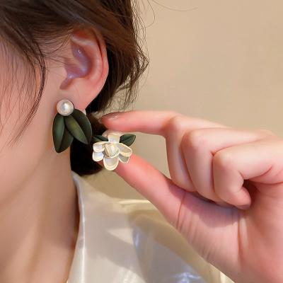 China New Design FASHIONABLE Girl Petal Wing In Bulk Flower Pearl Stud Earrings for sale