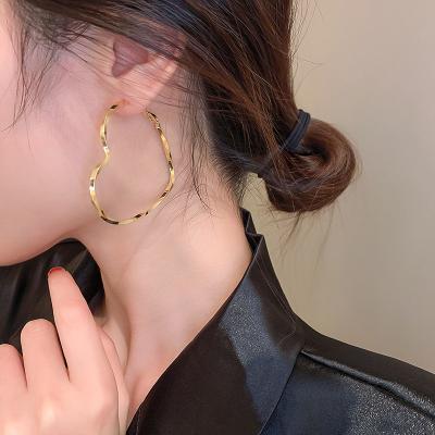 China FASHIONABLE Shinny Gold Plated Large Polished Needle Circle Earrings Large Metal Circle Heart Shaped Earrings for sale