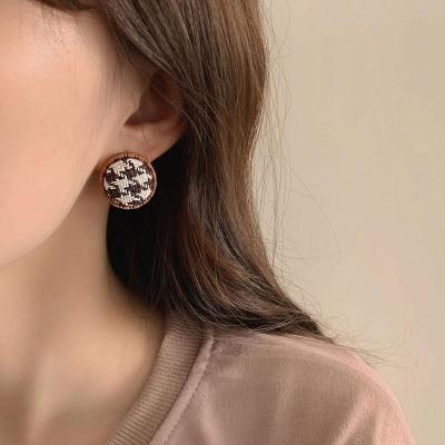 China Silver Needle Autumn Winter Retro Pearl Bow Earrings 925 Sweet Korean Punk Mori Style Wind Simple Design Stud Earrings For Women for sale