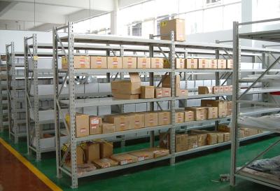 China Logistic cental steel racking systems Multi – Level 100KG per layer capacity with wood board for sale