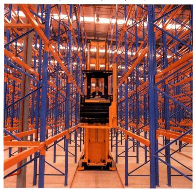 China Heavy Duty Narrow Aisle Racking 1.8m To 2.2m Width For Industrial Storage System for sale