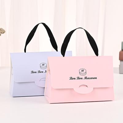 China Recyclable Wedding Candy Gift Box For Candy Favors Customizable Logo Wedding Paper Candy Packaging Box With Handles for sale