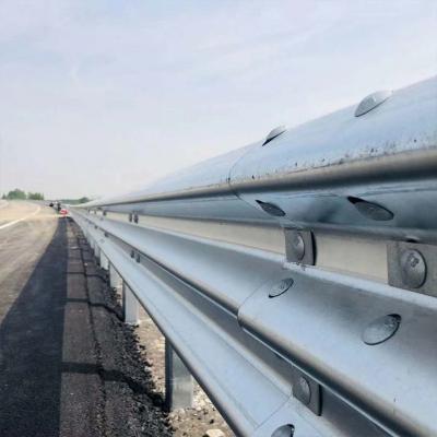 China Anti-crash Q235 Roadway Safety Guardrail Hot Dip Galvanized Guardrail 550g Galvanized W Beam Road Guardrail for sale