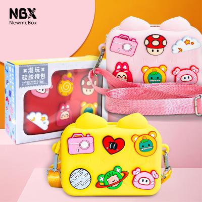 China Recreation & student & Newmebox factory product button large capacity cute fashionable children's gift giving boys to DIY the little girls silicone messenger bag for sale