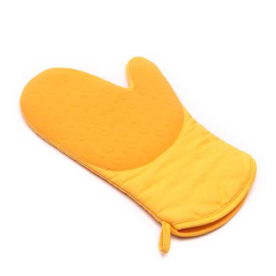 China Contemporary 2pcs Set Heat Resistant Red and Yellow Color Silicone Baking Work Gloves Cooking Work Gloves Easily Cleaning Kitchen Tool for sale