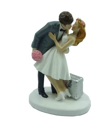 China Happiness Newlywed Couple Figurine Resin Wedding Cake Topper Cake Topper for sale