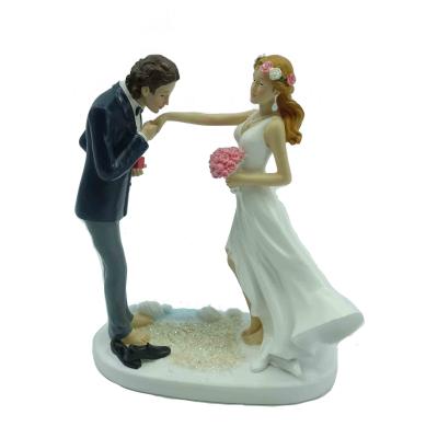 China Gift & Marry Couples Polyresin Wedding Cake Topper Designs Romantic Couples Figurines On The Beach for sale