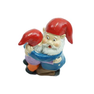 China Custom Resin and Embrace Resin Statue Embrace Gnome Garden Decoration Lawn Polyresin Gnome Figurines for sale