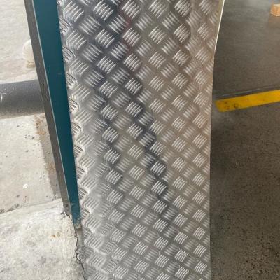 Cina Checker Plate Diamond Plate Aluminum Sheet for Walkways Ladders Ramps in vendita