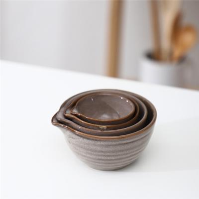 China Cheap Unique 4 Pieces New Viable Kitchenware Custom Logo Antique Ceramic Measuring Bowls Set With Spout for sale