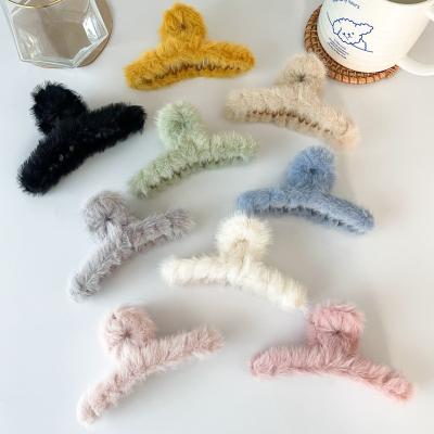 China Colorful Plush Fuzzy Claw Clip Hair Accessories Large Autumn Winter Fluffy Faux Fur Women's Hair 2021 Fashion Claw Clips for sale