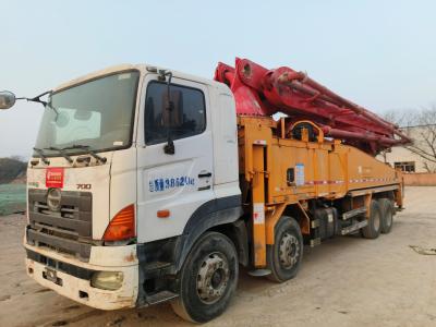 Chine 2012 camion de pompe à béton 49 mètres utilisant le châssis Hino, excellente performance vente directe inventaire à vendre