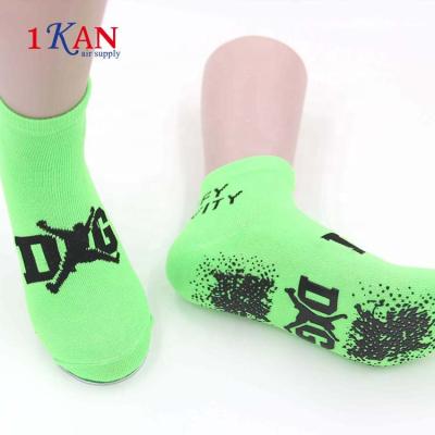 China Factory Wholesale Antibacterial Grip Socks Kids Trampoline Anti-Slip Socks Men for sale