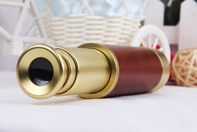 Chine Télescope en laiton monoculaire de regard de bourdonnement de pirates de l'or 9X 32mm avec la poche à vendre