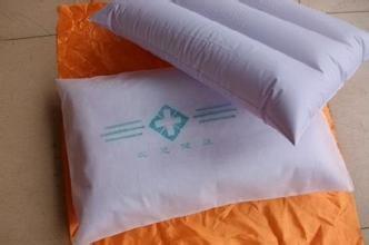 China 0.18 mm White medical Inflatable pillow for hospital with cloth cover for sale