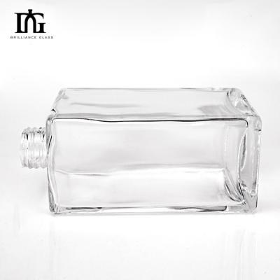 China Halsband Material Glas Warmstempel Etikett 500 ml 700 ml klare Glasflasche mit Kork zu verkaufen