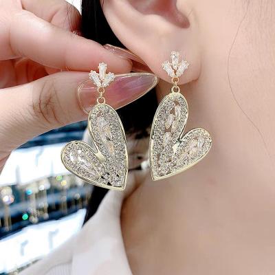 China New Fashion CLASSIC Rhinestone Heart Earrings Overstated Simple Diamond Heart Drop Earrings Popular Jewelry for sale