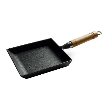 China Sustainable Cast Iron Square Japanese Style Egg Roll Frying Pan Uncoated Nonstick Omelet Pan Saucepan With Wooden Handle for sale