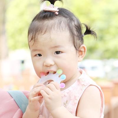 China Safety Crown Shape Food Grade Silicon Baby Toy Baby Water Teether for sale