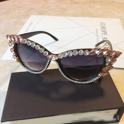 China 2020 Fashion Baroque Women's Retro Sunglasses Women's Crystal Rhinestone Cat Eye Glasses Retro Style Sunglasses Bogoo for sale